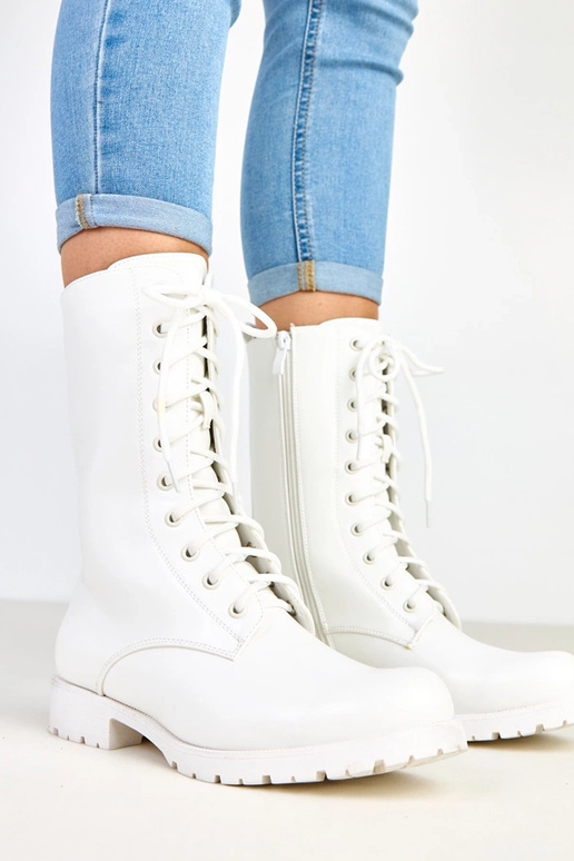 Baltas botīnes uz zema papēža ar...