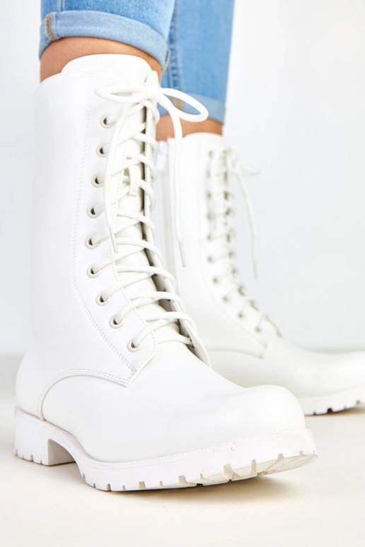 Baltas botīnes uz zema papēža ar...