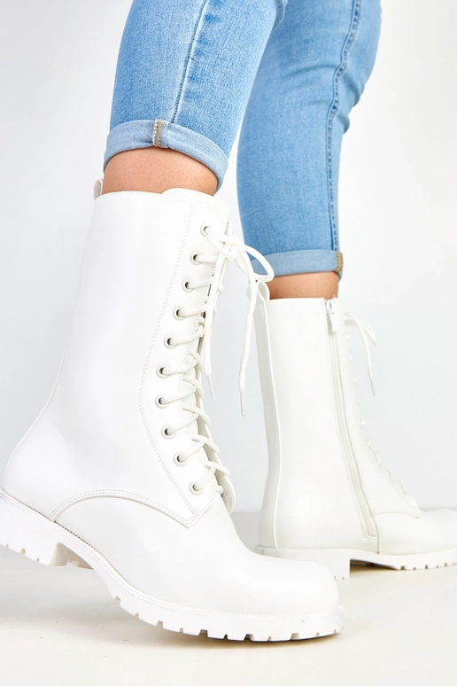 Baltas botīnes uz zema papēža ar...