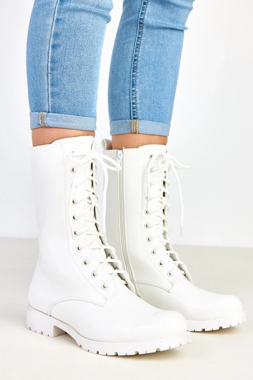 Baltas botīnes uz zema papēža ar...