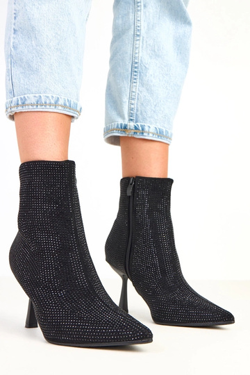 Melni botīnes uz augsta...