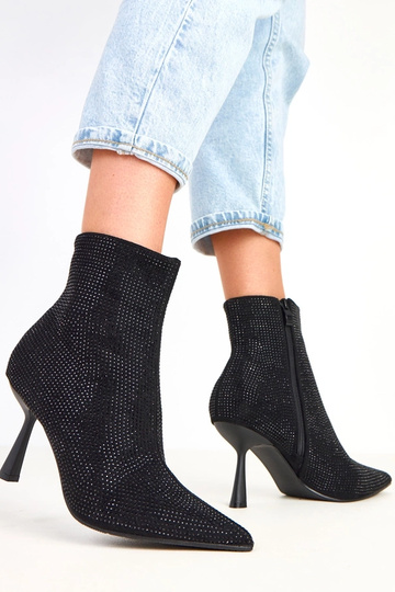 Melni botīnes uz augsta... 2