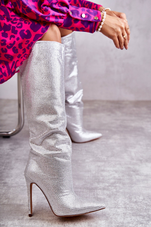 Stilīgasrnas garie zābaki ar papēdi ar mirdzošiem spīdumiņiem Sudraba krāsas Lovisa Stilīgasrnas garie zābaki ar papēdi ar mirdzošiem spīdumiņiem Sudraba krāsas Lovisa