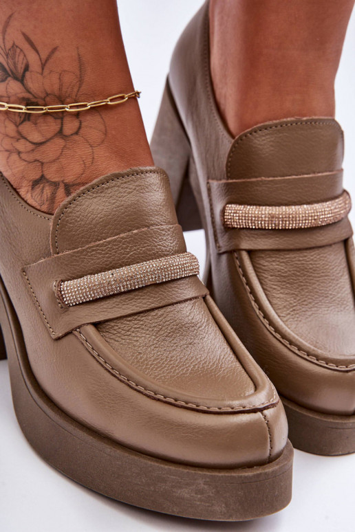 Āda apavi ar papēdi ar ornamentiem smilšu krāsas Lemar Gelanor Āda apavi ar papēdi ar ornamentiem smilšu krāsas Lemar Gelanor