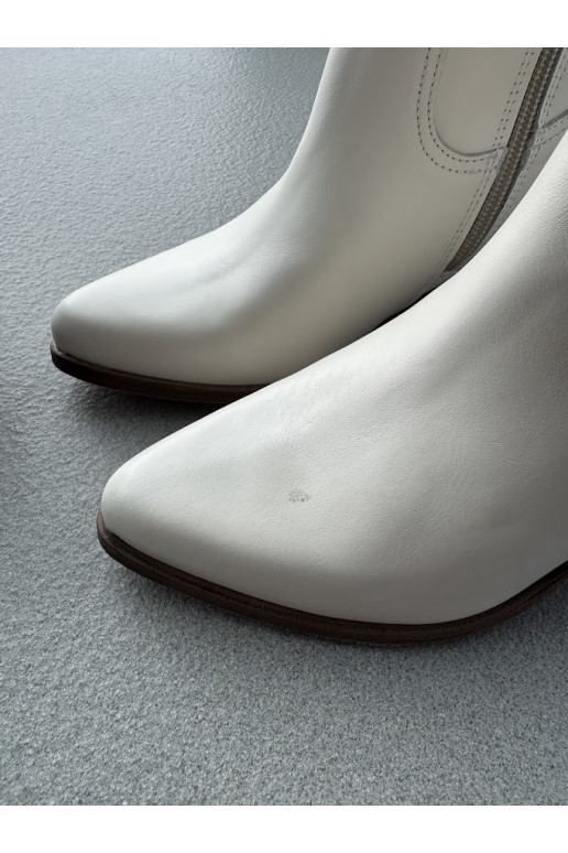 Āda garie zābaki Pirms ceļgala ar papēdi Zazoo 3675 baltas krāsas Āda garie zābaki Pirms ceļgala ar papēdi Zazoo 3675 baltas krāsas