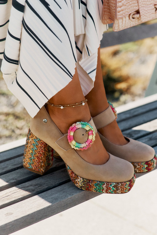 Kurpes Ar bizi ar papēdi Un platforma Tā irciejka 06839-04 smilšu krāsas Kurpes Ar bizi ar papēdi Un platforma Tā irciejka 06839-04 smilšu krāsas