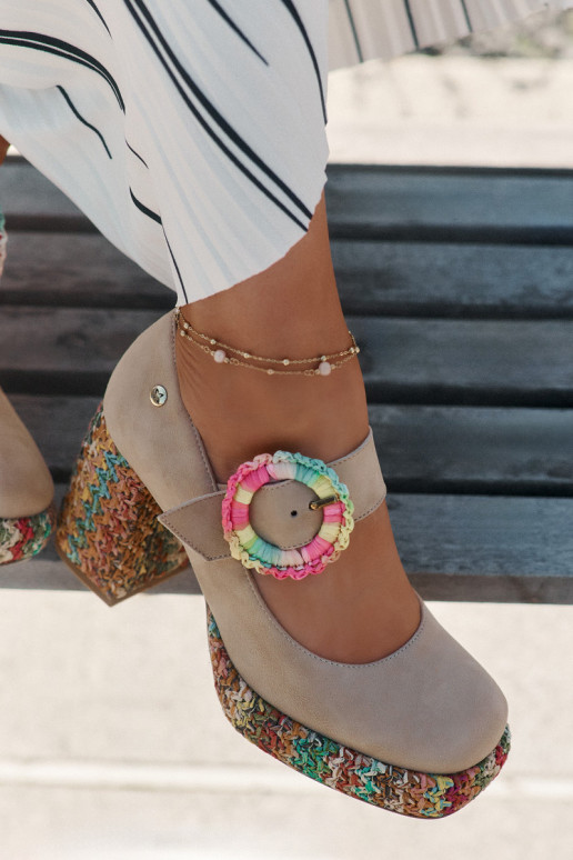 Kurpes Ar bizi ar papēdi Un platforma Tā irciejka 06839-04 smilšu krāsas Kurpes Ar bizi ar papēdi Un platforma Tā irciejka 06839-04 smilšu krāsas