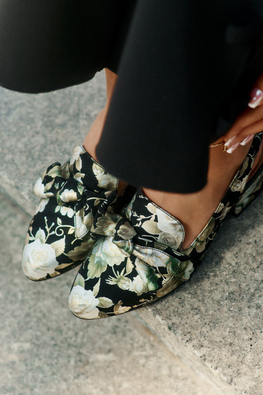 Āda Kurpes ar puķītēm ar bantītēm N6539-44 melnas krāsas Āda Kurpes ar puķītēm ar bantītēm N6539-44 melnas krāsas