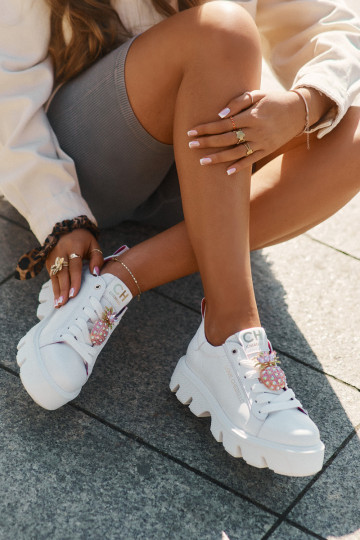 Āda Sneakers modeļa apavi dekorēti Broszką Ananas CheBello 4651 baltas krāsas