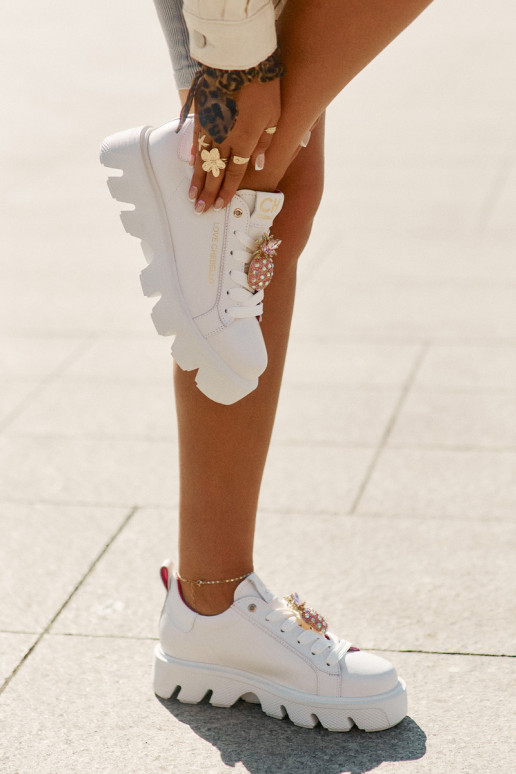 Āda Sneakers modeļa apavi dekorēti Broszką Ananas CheBello 4651 baltas krāsas