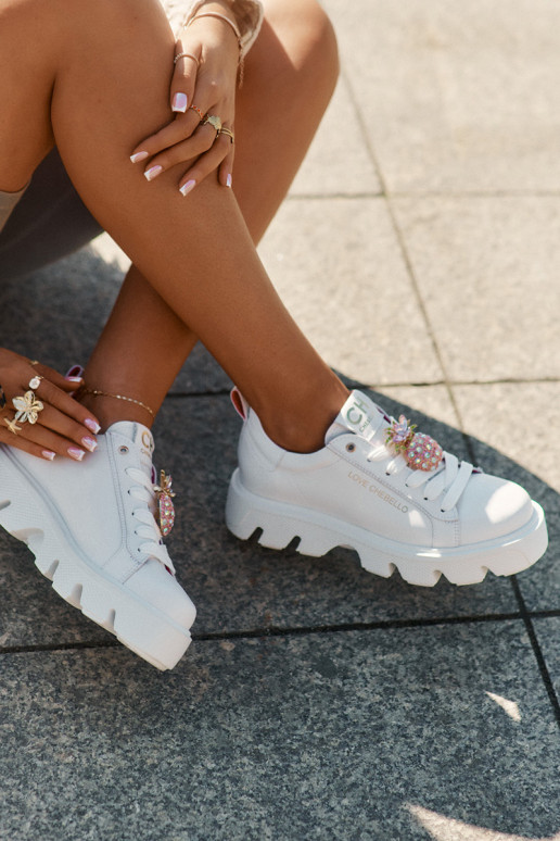 Āda Sneakers modeļa apavi dekorēti Broszką Ananas CheBello 4651 baltas krāsas
