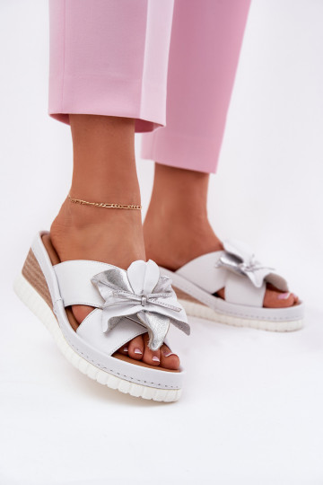 Čibas no dabīgas ādas Sieviešu Uz Ķīļa Ar greznu Puķe Artiker 54C0538 Baltas-Sudraba krāsas 2