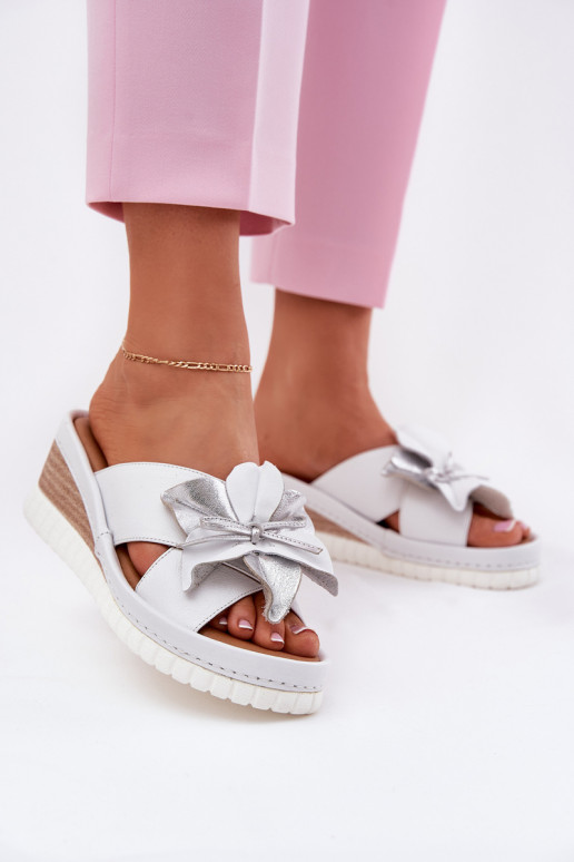 Čibas no dabīgas ādas Sieviešu Uz Ķīļa Ar greznu Puķe Artiker 54C0538 Baltas-Sudraba krāsas Čibas no dabīgas ādas Sieviešu Uz Ķīļa Ar greznu Puķe Artiker 54C0538 Baltas-Sudraba krāsas