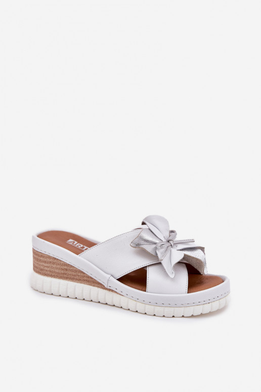 Čibas no dabīgas ādas Sieviešu Uz Ķīļa Ar greznu Puķe Artiker 54C0538 Baltas-Sudraba krāsas Čibas no dabīgas ādas Sieviešu Uz Ķīļa Ar greznu Puķe Artiker 54C0538 Baltas-Sudraba krāsas