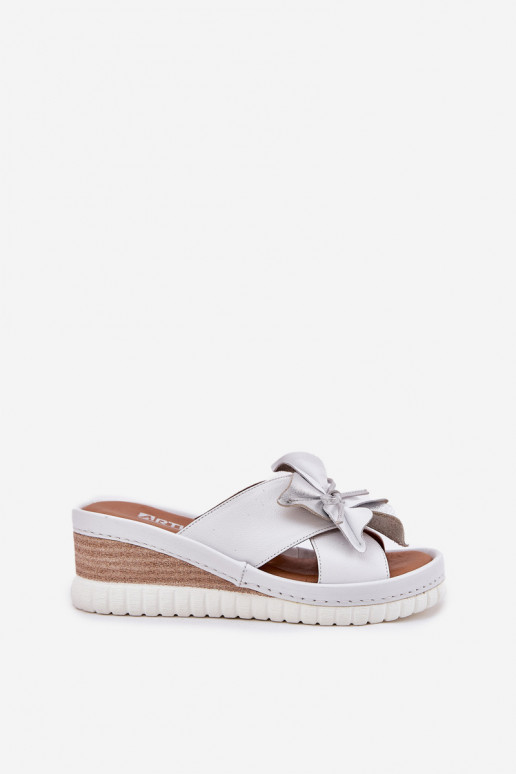 Čibas no dabīgas ādas Sieviešu Uz Ķīļa Ar greznu Puķe Artiker 54C0538 Baltas-Sudraba krāsas Čibas no dabīgas ādas Sieviešu Uz Ķīļa Ar greznu Puķe Artiker 54C0538 Baltas-Sudraba krāsas