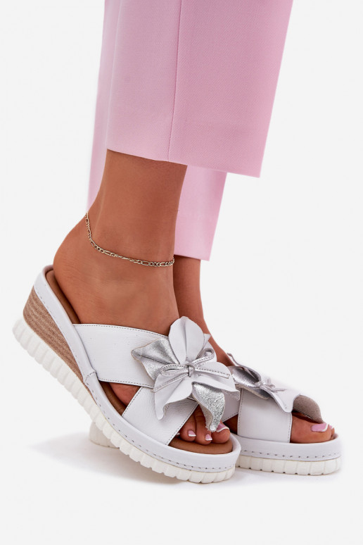 Čibas no dabīgas ādas Sieviešu Uz Ķīļa Ar greznu Puķe Artiker 54C0538 Baltas-Sudraba krāsas Čibas no dabīgas ādas Sieviešu Uz Ķīļa Ar greznu Puķe Artiker 54C0538 Baltas-Sudraba krāsas