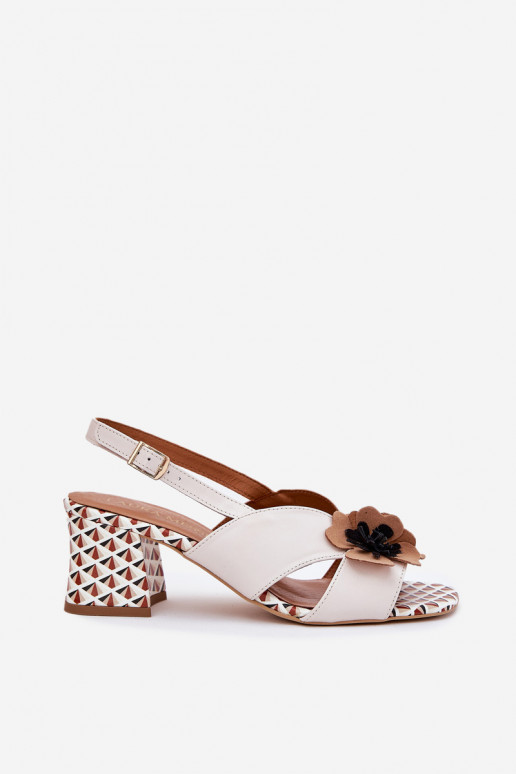 Āda Sieviešu basenes ar puķītēm Laura Messi 2950 baltas krāsas Āda Sieviešu basenes ar puķītēm Laura Messi 2950 baltas krāsas