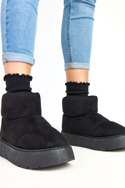 Melni siltie sniega zābaki uz...