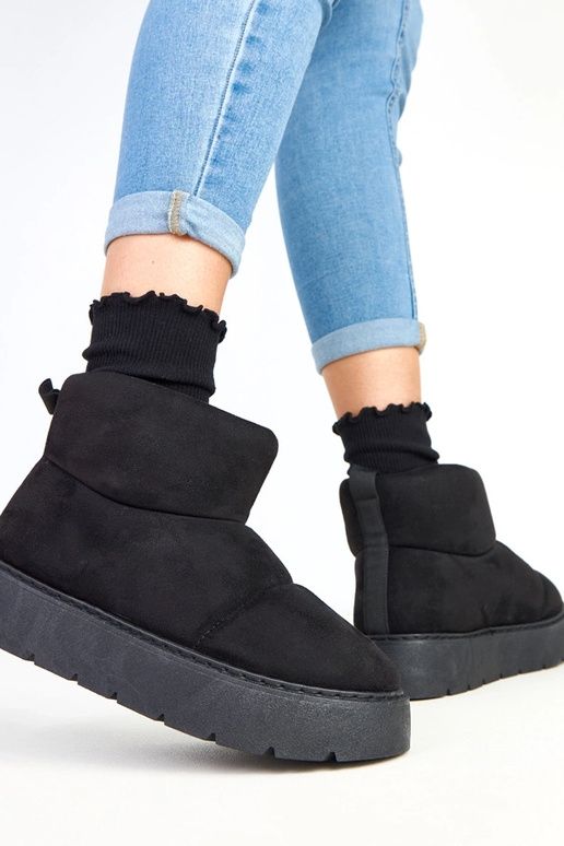 Melni siltie sniega zābaki uz...