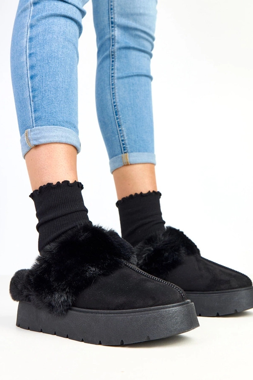 Melnas īss, kažokā sildīts sniega...