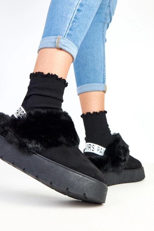 Melnas īss, kažokā sildīts sniega...