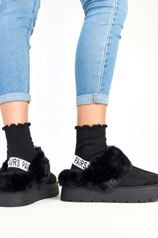 Melnas īss, kažokā sildīts sniega...