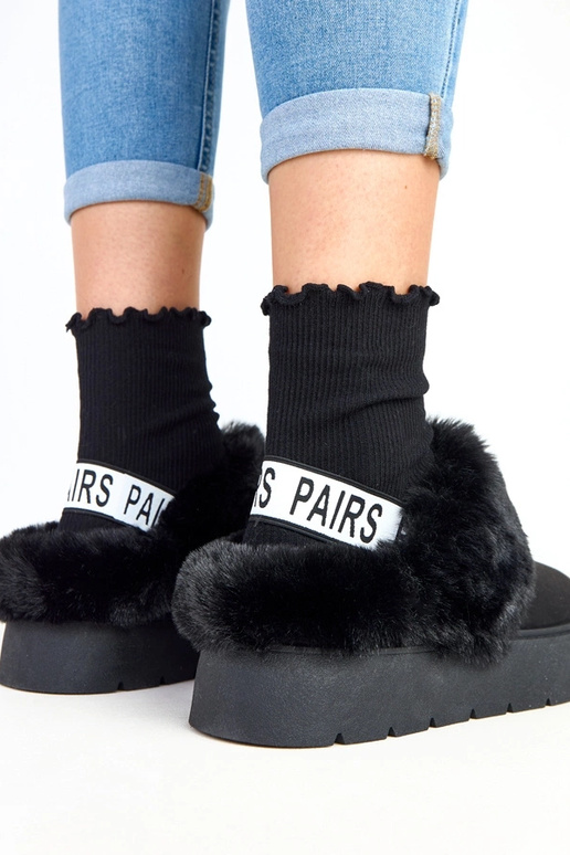 Melnas īss, kažokā sildīts sniega...