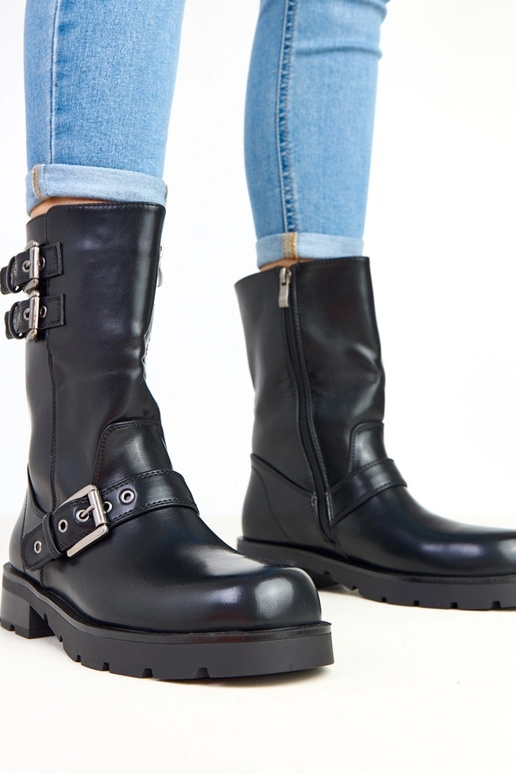 Melnas zābaciņas uz platformas ar...