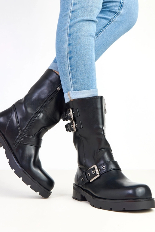 Melnas zābaciņas uz platformas ar...