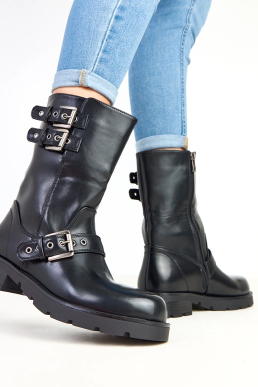 Melnas zābaciņas uz platformas ar...