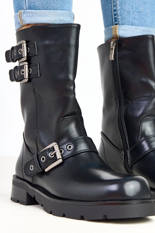 Melnas zābaciņas uz platformas ar...