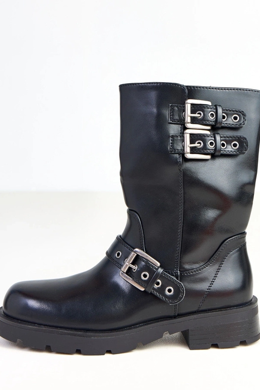 Melnas zābaciņas uz platformas ar...