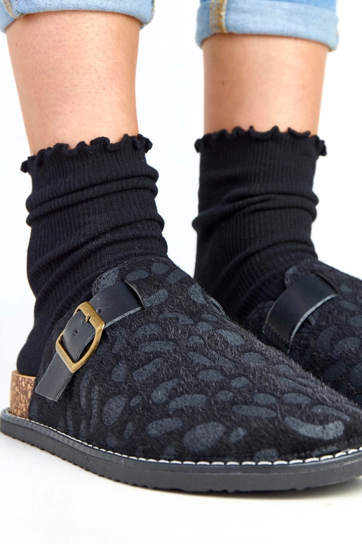 Melnas sieviešu čības uz korķa...