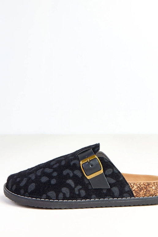 Melnas sieviešu čības uz korķa...