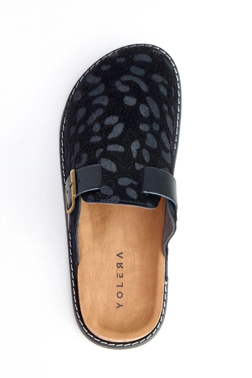 Melnas sieviešu čības uz korķa...