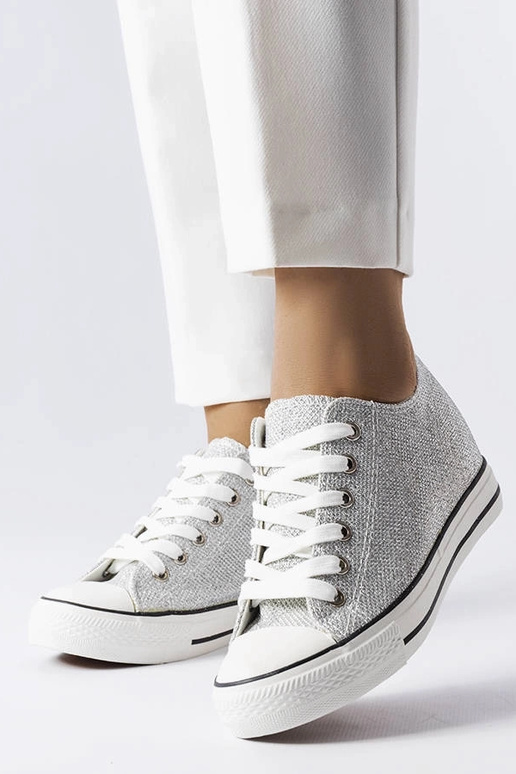 Sudraba spīdīgie sporta apavi ar... Sudraba spīdīgie sporta apavi ar...