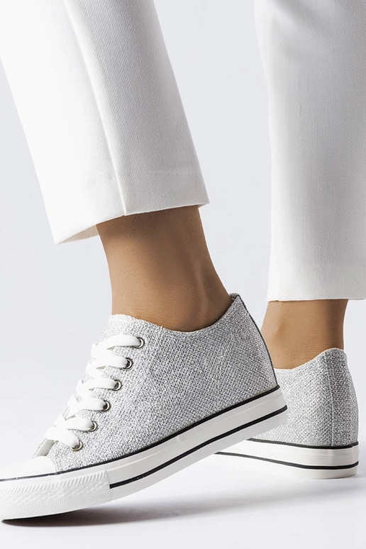 Sudraba spīdīgie sporta apavi ar... Sudraba spīdīgie sporta apavi ar...