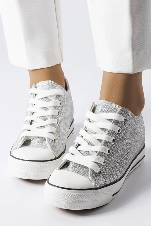 Sudraba spīdīgie sporta apavi ar... Sudraba spīdīgie sporta apavi ar...