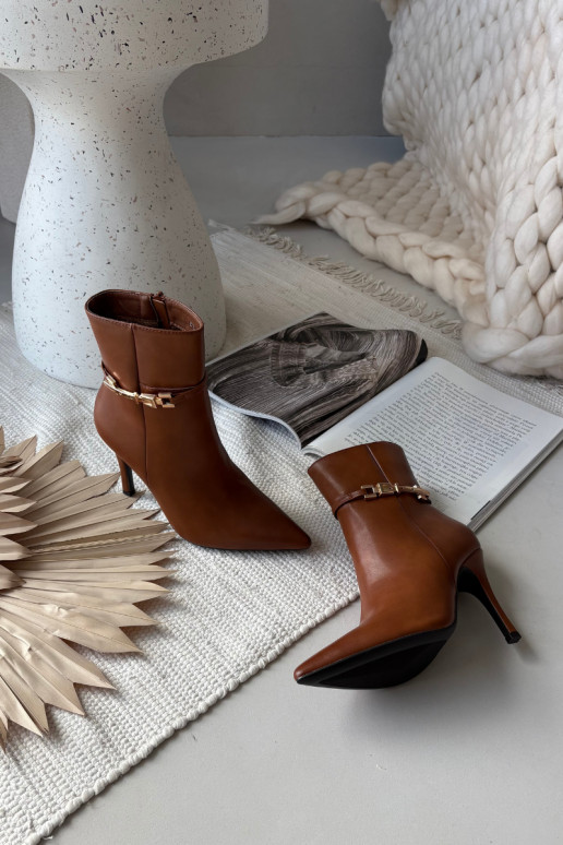 Brūni krāsas siltināti sieviešu zābaciņi ar plāniem papēžiem, siksniņām un zelta krāsas elementiem „Bellisse"