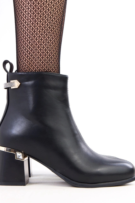 Melnas zābaki ar elegantu rotājumu uz...