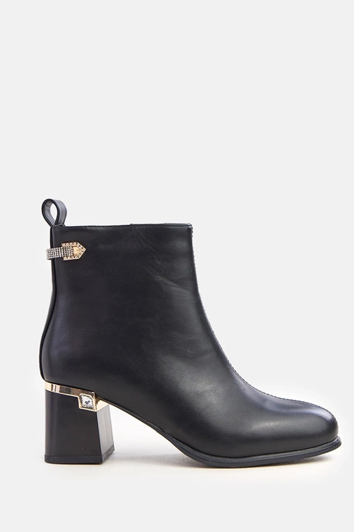 Melnas zābaki ar elegantu rotājumu uz...