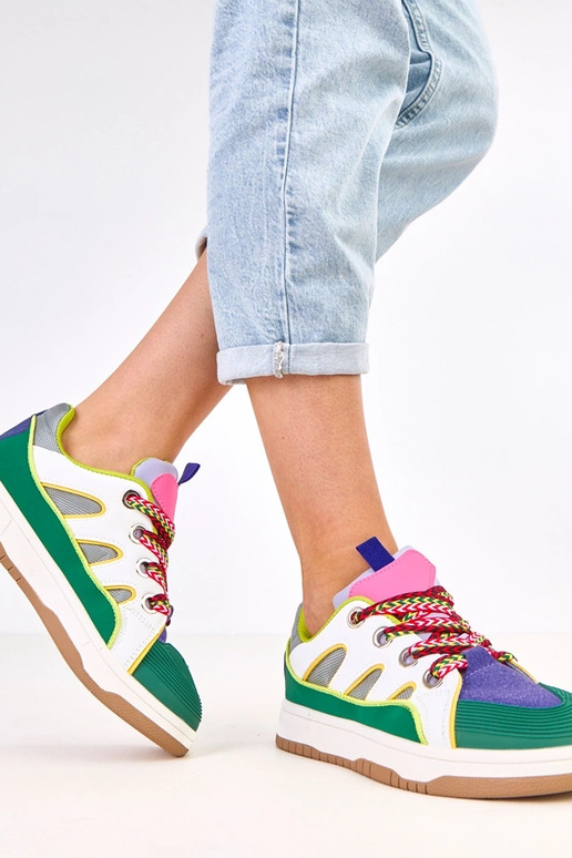 Zaļi sporta apavi ar biezajām auklām...