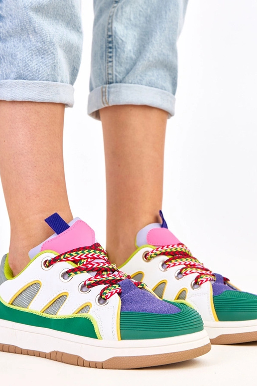 Zaļi sporta apavi ar biezajām auklām...