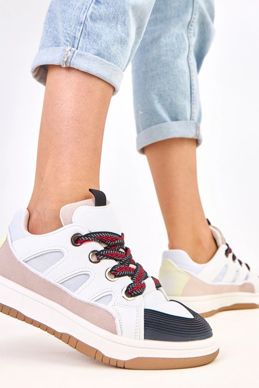 Melnas sporta apavi ar biezajām...