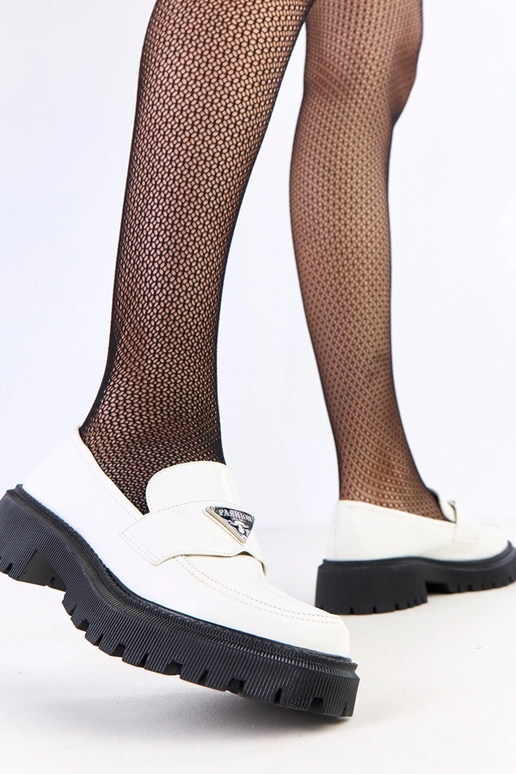 Baltas sieviešu mokasīni ar metāla...