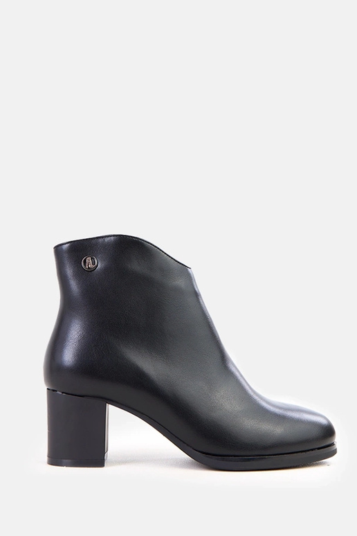 Melni zābaciņi ar smalku rotājumu no...