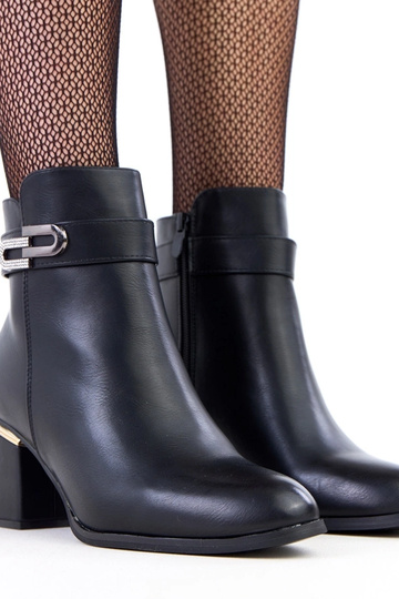 Melni augstpapēžu zābaciņi... 2