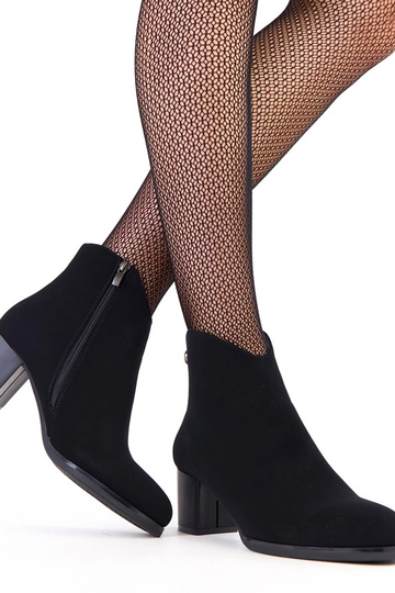 Melni zābaciņi ar smalku...