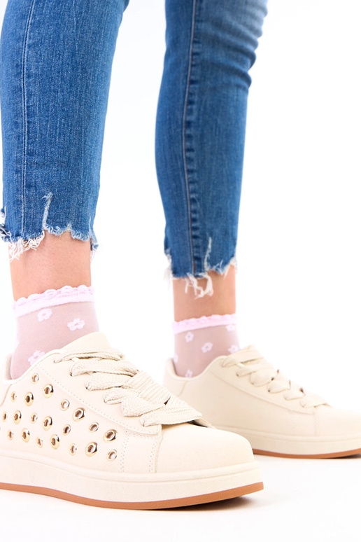 Smilšu krāsas sporta apavi uz...