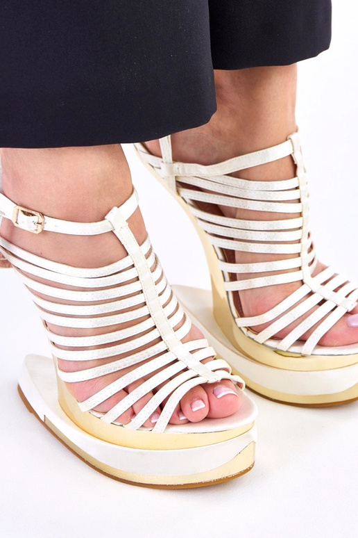 Smilšu krāsas sandales uz...